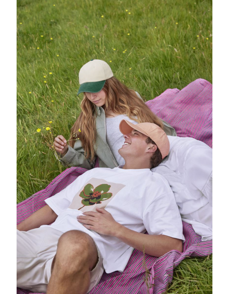 Șapcă cu profil redus și contrast cu 6 panouri